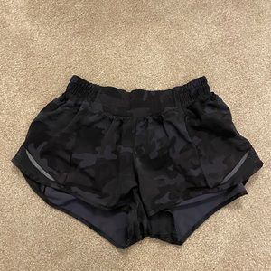 Lululemon Hotty Hot Shorts 2.5”